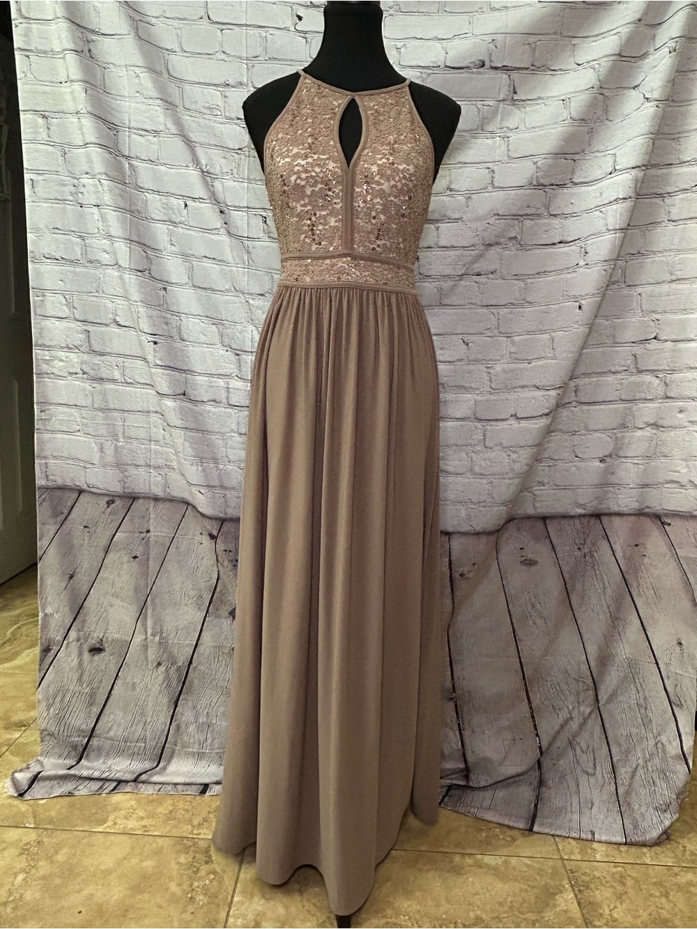 Beautiful Morgan & Co. champagne taupe formal maxi gown in women’s size 4.